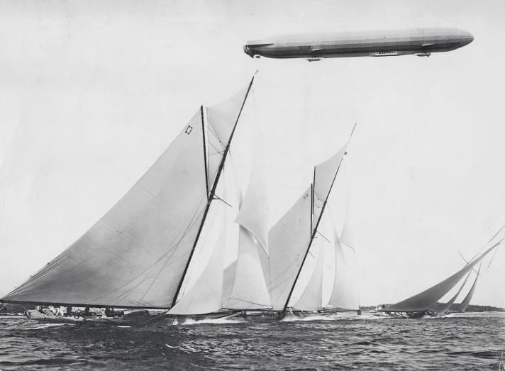 Kiel Week 1913: A Zeppelin flies over the regatta participants as they sail to Travemünde