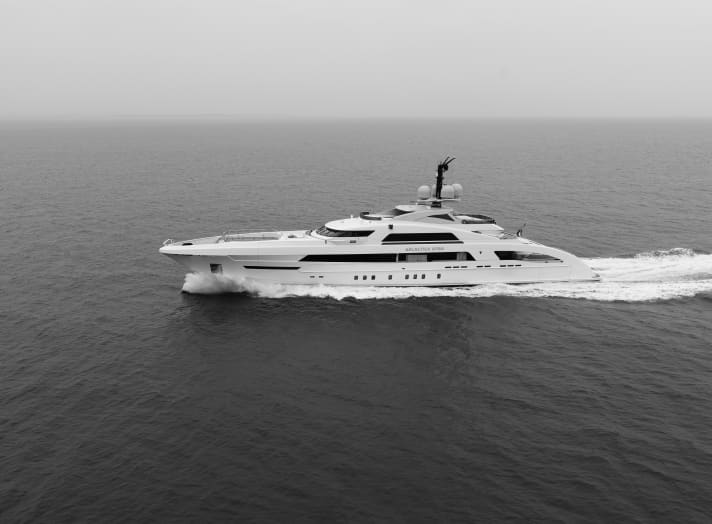 Das sportlich markante Styling des Heesen-Flaggschiffes stammt von Omega Architects. | s.