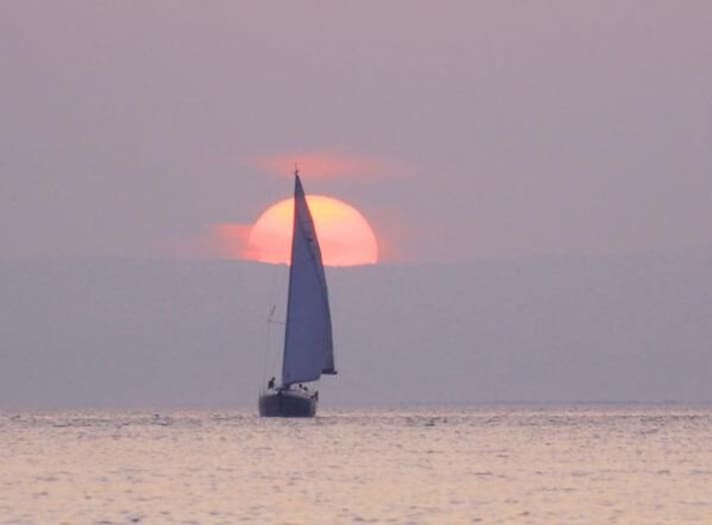   Ambiance de soirée dans le fjord : le yacht des pèlerins dans la ría de Arousa