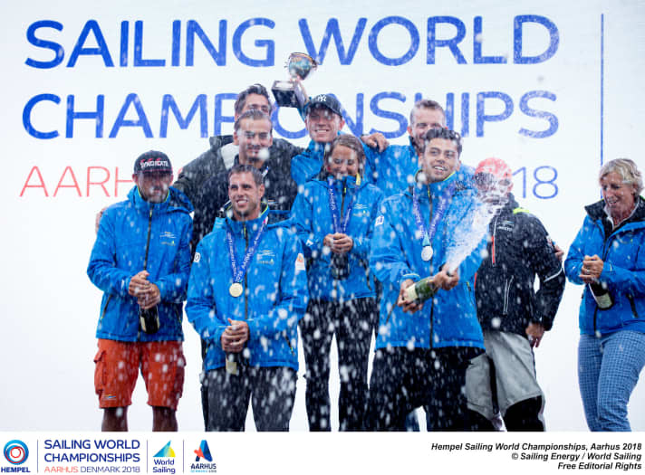   Sie waren die erfolgreichste Segelnation bei der WM in Aarhus und sind die nächsten Gastgeber der kombinierten Segel-WM aller olympischen Disziplinen 2022 in Den Haag: die Star-Equipe der Niederländer mit dem zweimaligen Olympiasieger und RS:X-Surfer Dorian van Rijsselberghe und seinen Teamkameraden