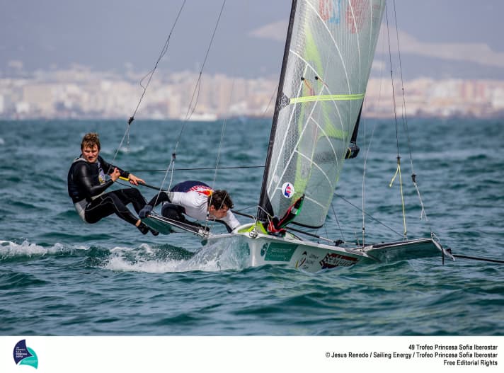   Hatten aus der Not eine Tugend gemacht und sich in Abwesenheit ihrer regulären Segelpartner für die spanische Trofeo Princesa Sofía zusammengetan: 49er-Steuermann und Europameister Justus Schmidt mit Rio-Bronzemedaillen-Gewinner Thomas Plößel. Beide berichteten lächelnd von einigen Abstimmungs-Hürden. Schmidt sagte: "Wir fahren innerhalb unserer beiden Teams unterschiedliche Systeme im Handling der Großschot. So kam es, dass wir hier in der neuen Konstellation manchmal entweder beide nach dem Groß griffen. Oder keiner." Für die Routiniers reichte es trotzdem mit Platz 17 zum besten deutschen 49er-Ergebnis vor Palma de Mallorca