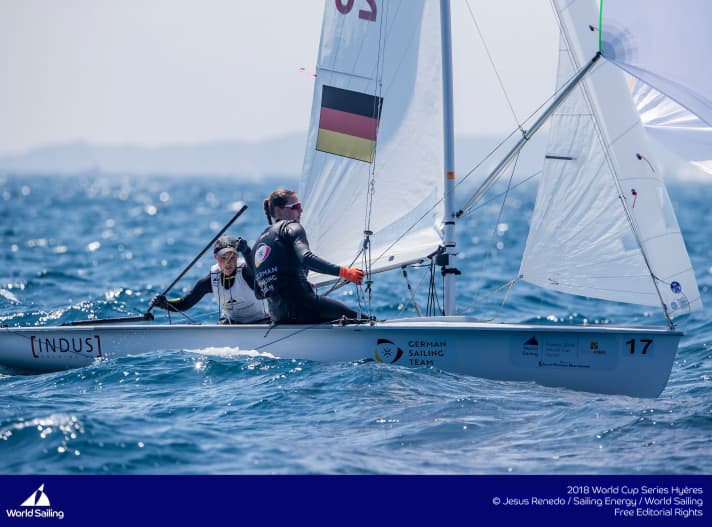   Il miglior equipaggio tedesco al largo di Hyères prima del weekend finale: le veliste del 470 Frederike Loewe e Anna Markfort