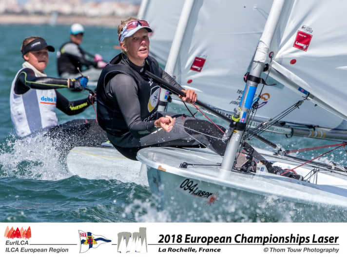   Un'immagine forte. La timoniera del Laser Radial Svenja Weger del Potsdam Yacht Club ha navigato nella flotta oro al 18° posto nelle eliminatorie.