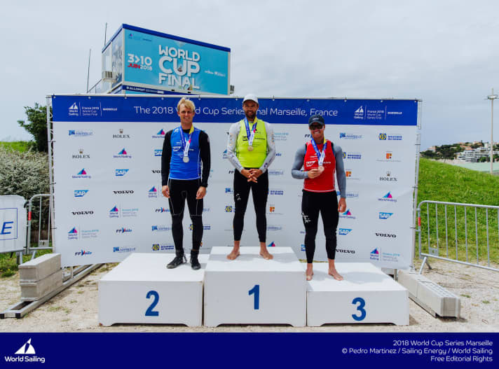   Weltcup-Finalsieger Philipp Buhl, der so knapp von ihm bezwungene Norweger Hermann Tomasgaard (l.) und der Brite Elliot Hanson auf dem Siegerpodest