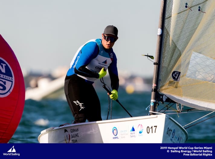   Il timoniere finlandese Phillip Kasüske ha iniziato bene la Coppa del Mondo, piazzandosi al quarto posto in classifica generale dopo una sola regata.