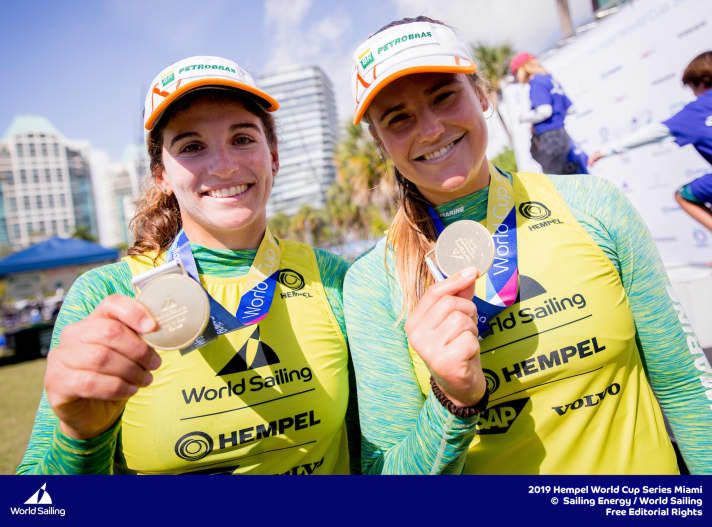   Fingen die als Spitzeneiterinnen ins Medaillenrennen gestarteten Neuseeländerinnen noch ab und gewannen die Weltcup-Regatta vor Miami: Weltumseglerin und Olympiasiegerin Martine Soffiatti Grael mit Kahena Kunze (r.)