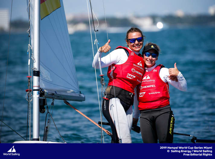   Fabienne Oster et Anastasiya Winkel se réjouissent de leur médaille d'argent en Coupe du monde