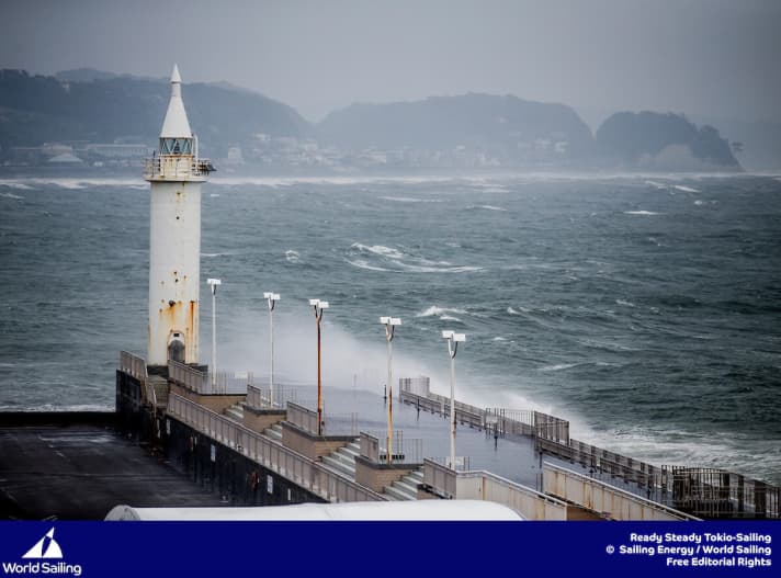   L'area olimpica al largo di Enoshima è difficile da definire in base alle specifiche condizioni di vento e meteo. Sono richiesti i professionisti a tutto tondo. Attualmente gli atleti devono affrontare venti di circa 15 nodi e onde alte.