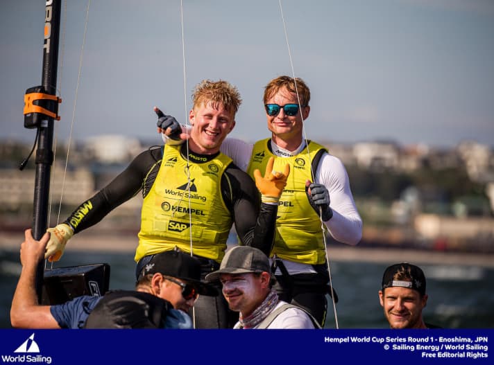   Heureux avec la médaille de bronze de la Coupe du monde : Tim Fischer et Fabian Graf avec leur entraîneur Max Groy (en bas à droite)