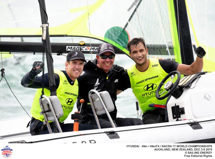   Wie knapp sie ihr WM-Gold im Ringen mit den angreifenden Deutschen festhalten konnten, wussten auch die Kiwis. Entsprechend mischten sich nach dem Zieldurchgang im neuseeländischen Coach-Boot Erleichterung und Freude zu überschäumendem Jubel bei Peter Burling und Blair Tuke