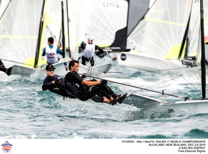   Il team neozelandese di Peter Burling e Blair Tuke affronterà venerdì nella flotta oro l'equipaggio tedesco che li ha spinti al secondo posto nelle eliminatorie. I favoriti neozelandesi, campioni olimpici di 49er e difensori della Coppa America, non lasceranno nulla di intentato per conquistare il titolo di Campione del Mondo in patria. I prossimi giorni mostreranno come gli equipaggi tedeschi, e in particolare Heil/Plößel, possano tenere testa ai loro avversari.