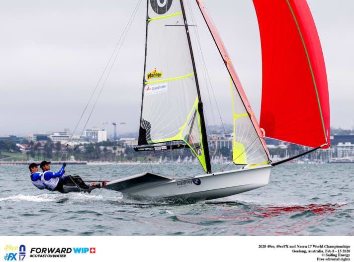   Les Autrichiens Benjamin Bildstein et David Hussl sont en tête du championnat du monde de 49er après dix courses, devant les Néo-Zélandais Peter Burling et Blair Tuke.
