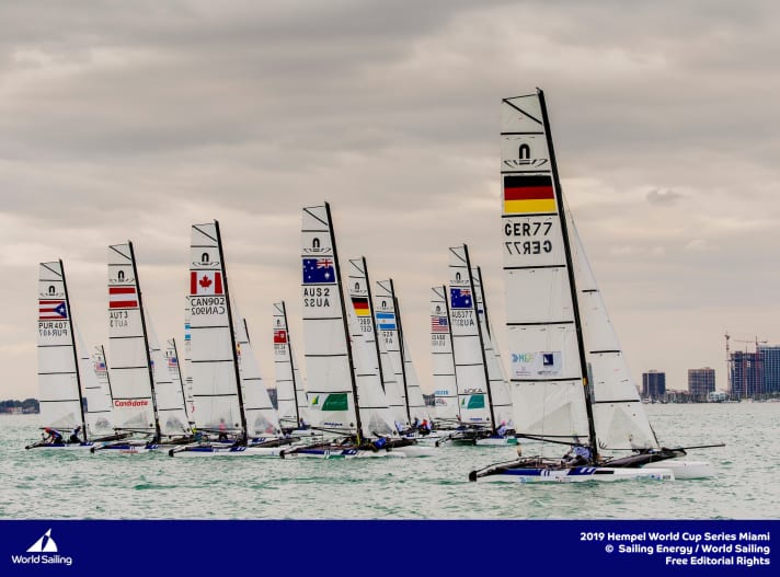   Rechts im Bild zu sehen: Paul Kohlhoff und Alica Stuhlemmer vom Kieler Yacht-Club