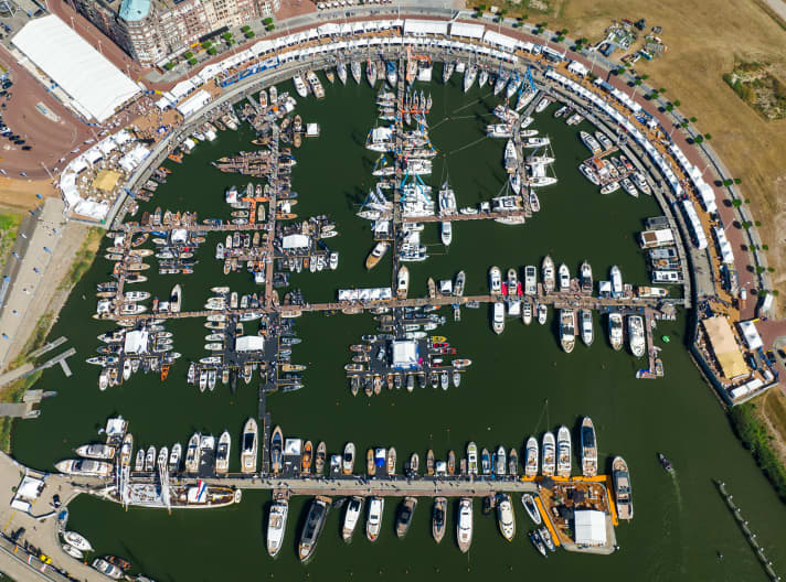Unmistakable venue for the Hiswa te Water: the Bataviahaven on the Markermeer with its semi-circular shape