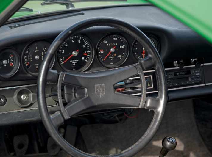 Der 911 S mit 2,4-Liter-Motor bildete den Abschluss der Ur-Elfer-Generation. Optisch war im Laufe der Modellwechsel Schwarz als gestalterisches Element präsenter geworden.
