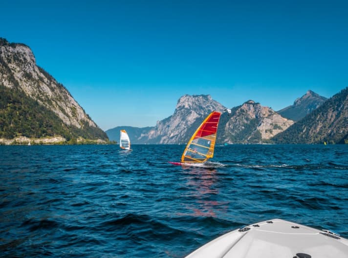  Im Süden sorgen die Berge dafür, dass der Wind weht. Hier liegt Ebensee, das Kite- und Surfparadies, aber auch Motorboote sind willkommen