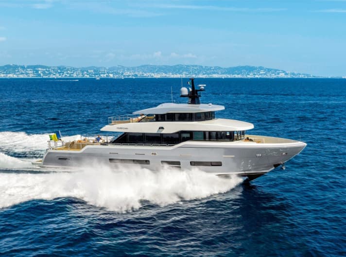 Oceanic 90 "Tsa Tsa":  Der GFK-Explorer ist 27 Knoten schnell. | l.