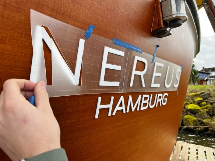 Wie Sie 3-D-Bootsbeschriftungen montieren können