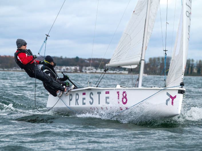 Wilde Mischung – halb Skiff, halb Kielboot. Die Kieljolle im Test