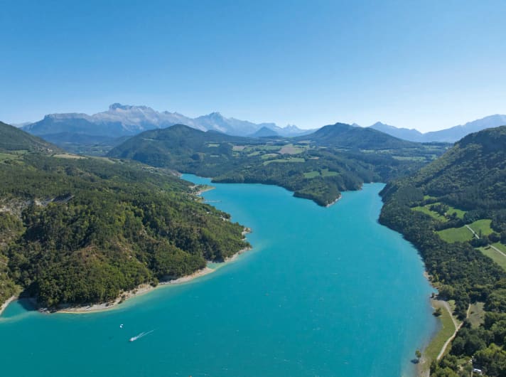 Die umliegenden Berge erzeugen an dem schmalen See einen enormen Düseneffekt. (Florian Jung)