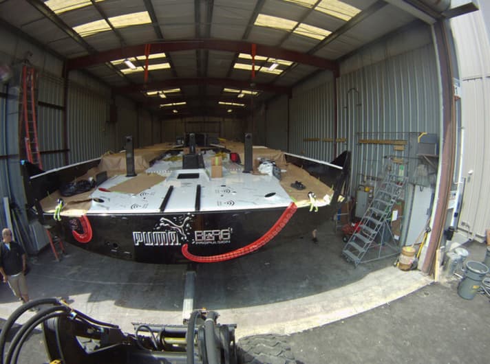   Mar Mostro roule vers la lumière du jour, poupe en avant