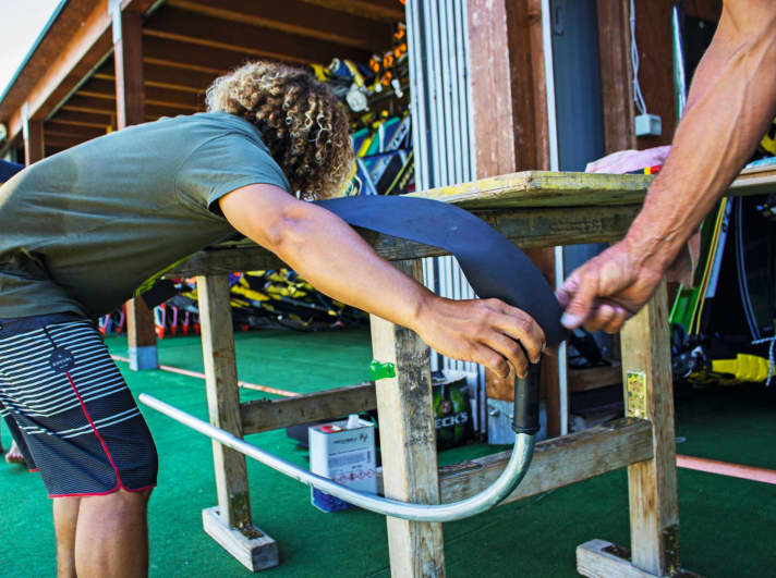 Auf stabiler Arbeitsfläche die Länge ausmessen und zuschneiden-