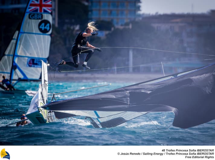  With 25 knots and more, the wind whirled the final field of the 49erFX fleet around. Only Jurczok/Lorenz from Berlin and an Italian team made it through