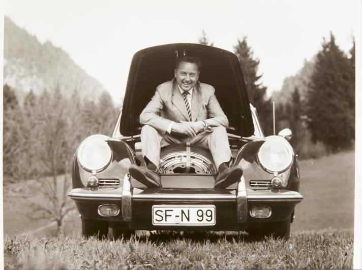 porsche fahrer/11-100165385_40d4eea18066443d55744742a946752f