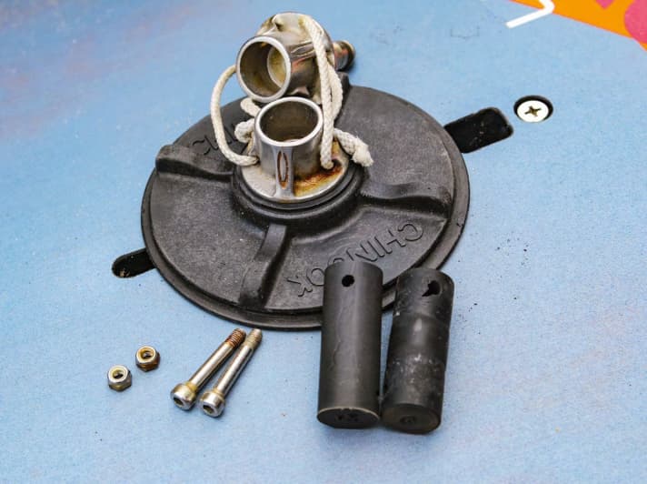 The mast foot tendon is a wearing part and should be checked regularly and replaced if necessary.