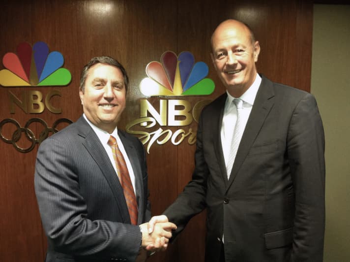   Momenti di gloria: Worth (a destra) e Jon Miller, direttore dei programmi di NBC Sports Group, annunciano l'accordo televisivo per il mercato statunitense.