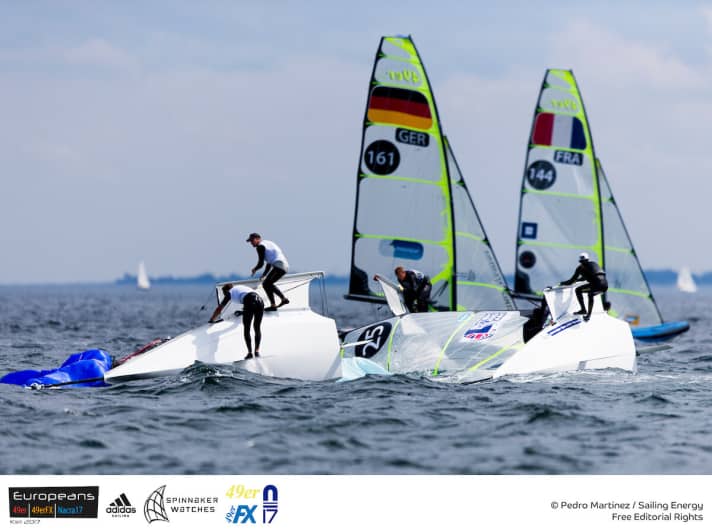   Synchron-Kentern vor Kiel: Während sich die Crews ums Aufrichten mühen, fahren im Hintergrund Leon Severens und Lukas Hesse vom Württembergischen Yacht-Club vorbei