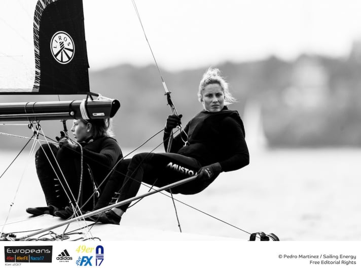   The 49erFX women completed another three strenuous European Championship races on Wednesday. "We had hoped to be able to stretch our legs, but we had to squat a lot again in the light winds," reported helmswoman Vicky Jurczok, who finished the last race of the day alongside Anika Lorenz with a commanding win on the day