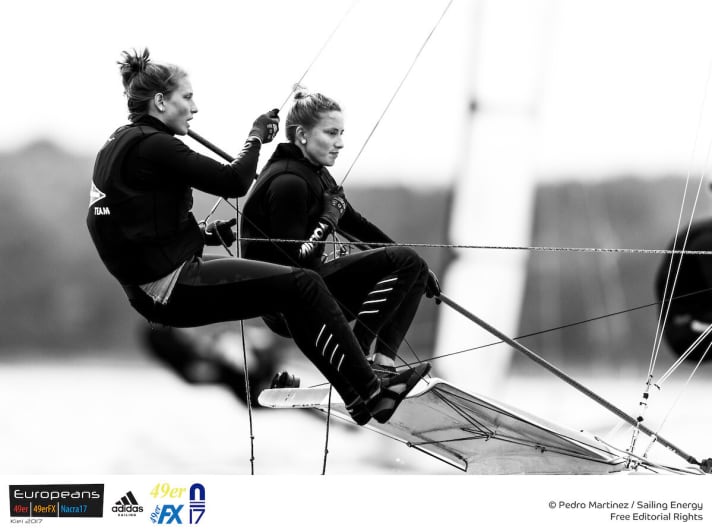   Mercredi, au large de Kiel, dans des vents de quatre à dix nœuds, l'équilibre et la force des jambes ont de nouveau été mis à contribution. Vicky Jurczok et Anika Lorenz se battent ici pour leur première médaille aux Championnats d'Europe.
