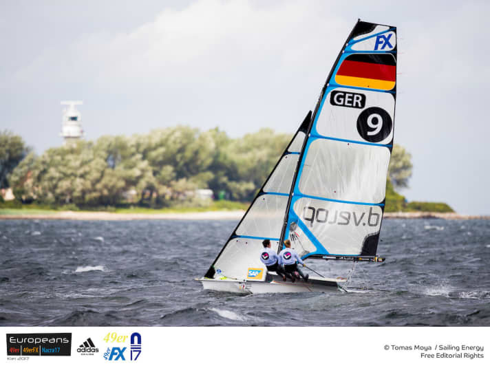   On her own doorstep in Strande, foresailor Susann Beucke and her helmswoman Tina Lutz from Holzhausen sailed to European Championship gold in very demanding strong winds