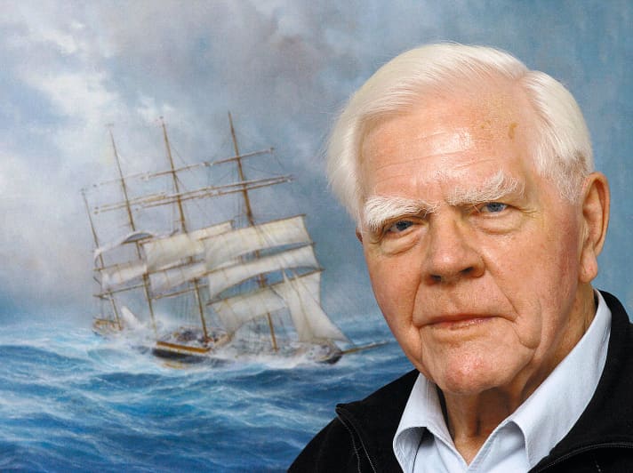Le capitaine Hans Peter Jürgens devant une peinture du "Priwall" avec lequel il a fait le tour du Cap Horn à l'âge de 15 ans.