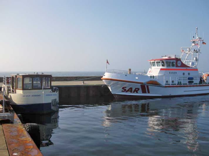   The "Eugen" with the houseboat the morning after the operation in the harbour of refuge on Greifswalder Oie.