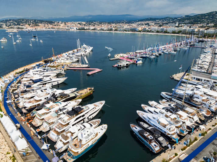 Mehr geht fast nicht: Blick von oben auf die Yachten beim Cannes Yachting Festival