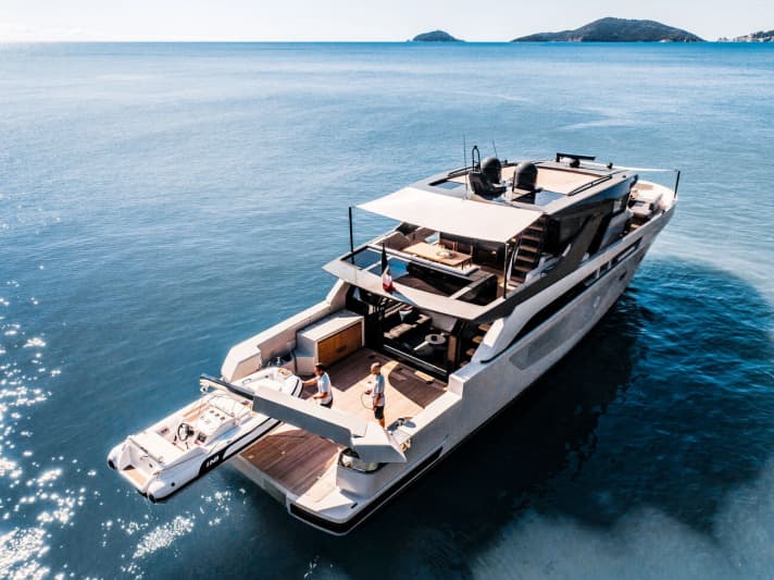 Mini-explorer: At five metres in length, the BGX70 has a veritable aft deck. The crane arm is part of the bulwark. | s.