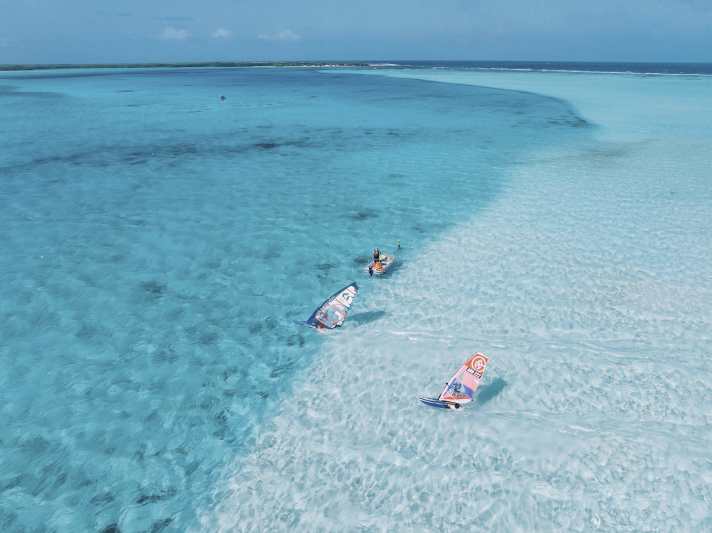 The standing area in Lac Bay is clearly recognisable by the lighter colour of the water.