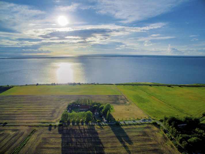 The standing party in Suhrendorf on Rügen takes place over several square kilometres. Even in stormy weather, the water here remains reasonably calm.