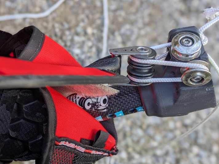 The Severne, rotated by 90 degrees, is extremely twisted here because the line is threaded through the extension for a classic reel configuration. Unlike the Power.XT with a ratchet, the line on this Uni.XT can be re-threaded elegantly and appropriately.