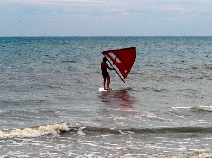 Uli Stanciu fährt den vermutlich ersten Wing der Welt – am 11. November 1981 in Thailand.
