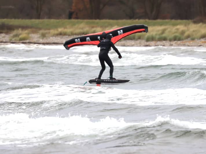 The Naish Matador feels most comfortable in the waves - like here in the mini surf of Hohwacht