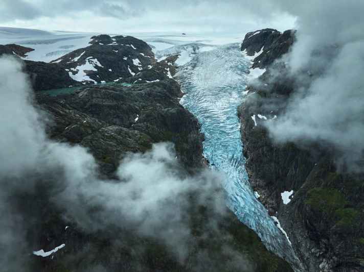 Sunndal/Mauranger - ormeggio con vista sul ghiacciaio: La lingua del ghiacciaio Folgefonna, il terzo ghiacciaio più grande della Norvegia continentale, è visibile direttamente dalla barca. Un sentiero escursionistico risale la valle fino al lago di montagna Bondhusvatnet, dove si gode di una fantastica vista sul ghiacciaio e sul fiordo. Consiglio: indossate scarpe robuste e partite molto presto, perché in estate può essere affollato. Il porto è gestito in collaborazione con il campeggio.