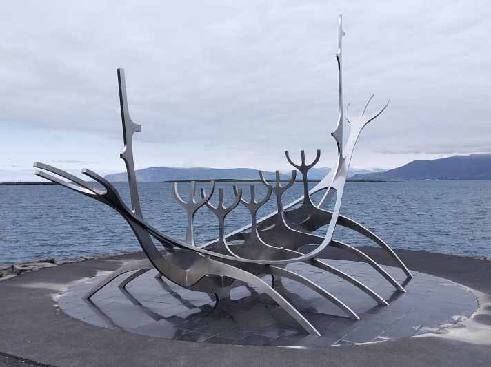 La sculpture "Voyage au soleil" à Reykjavík symbolise le voyage en bateau ouvert vers le nord