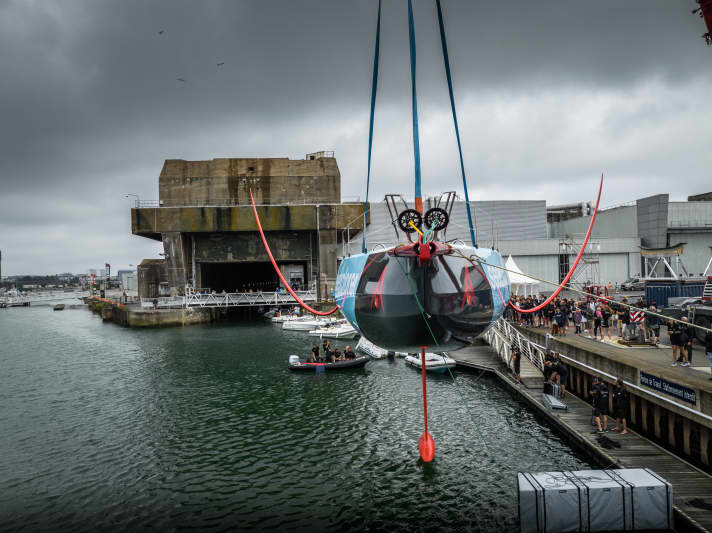 So sah das Bild bei der Erstwasserung der “Malizia – Seaexplorer” am 19. Juli aus. Auch hier bildeten die alten Bunkeranlagen, die heute noch die Szenerie in La Base charakterisieren, die Kulisse für den feierlichen Akt