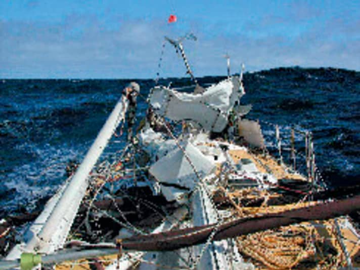   "Shit happens", è così che Ron Llwellyn descrive l'immagine del suo rig distrutto dopo il rovesciamento. A motore, riesce a superare di soppiatto il Capo per raggiungere l'Argentina.