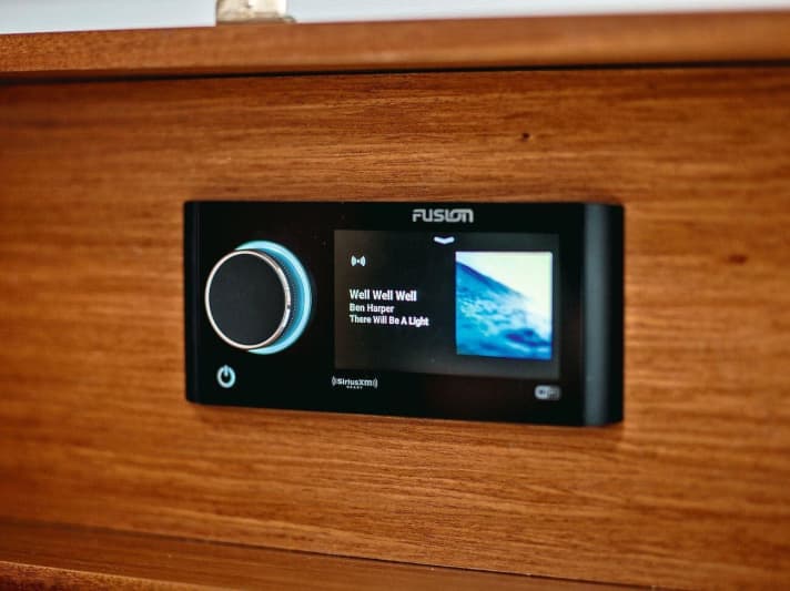   Topmodell RA770 von Fusion: großer Drehknopf für die Lautstärke und ausgereifte Touch-Bedienung