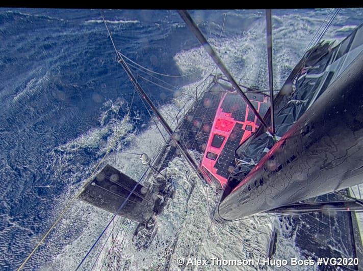   Dieses wilde Sturmbild hat die Mastkamera an Bord der "Hugo Boss" eingefangen. Der Skipper ist in seiner Kapsel unter Deck vor den Elementen geschützt