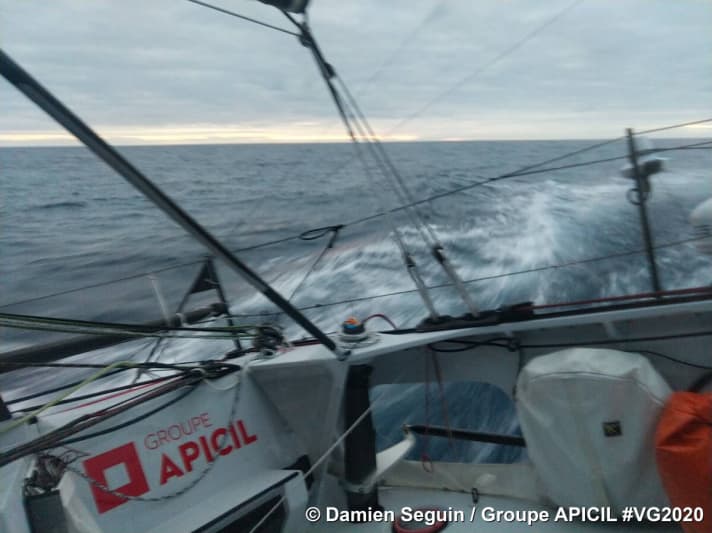   Uno sguardo indietro dal "Groupe Apicil" di Damien Seguin. Il francese ha portato a termine una gara magistrale fino ad ora